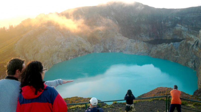 Вулканот Келимути во Индонезија