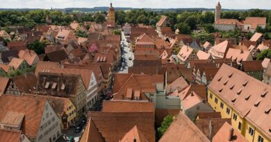 1200px-Dinkelsbuehl_Kirchturm_West