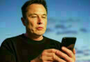 Elon-Musk-Илон-Маск-на-мобилен-телефон