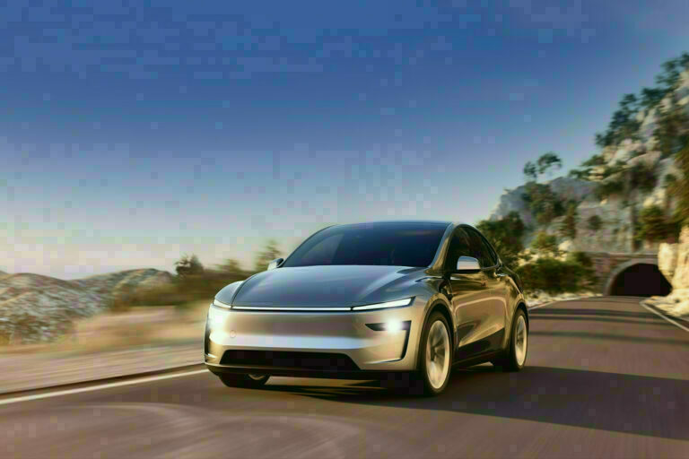 Tesla-Cybertruck-MODEL-Y-2025