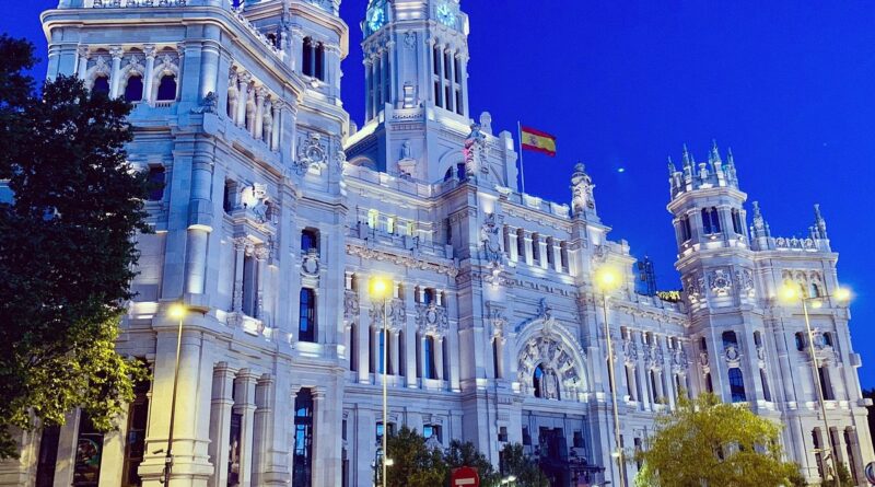 beautiful-evening-in-madrid-spain-Plaza-de-Cibeles