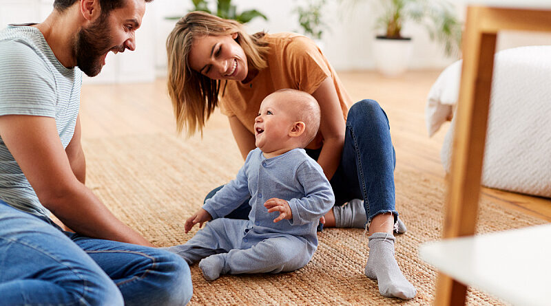 bebe-sedi-tatko-majka-semejstvo