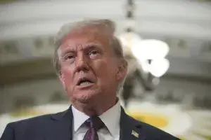 Доналд Трамп Ги Укинува DEI Програмите: Федерални Службеници на Платено Отсуство
