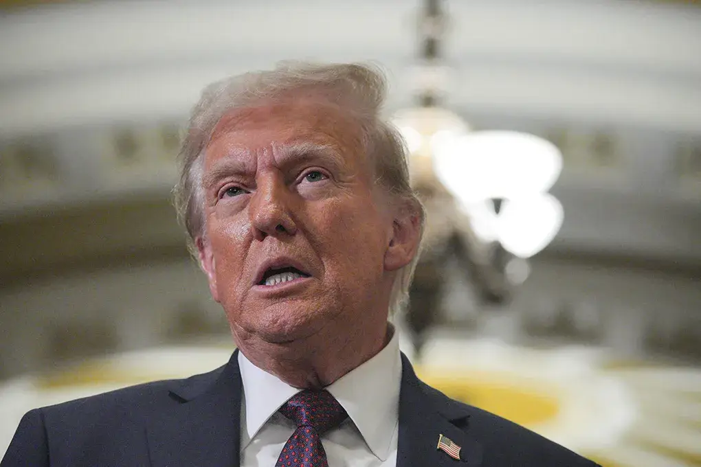 Доналд Трамп Ги Укинува DEI Програмите: Федерални Службеници на Платено Отсуство