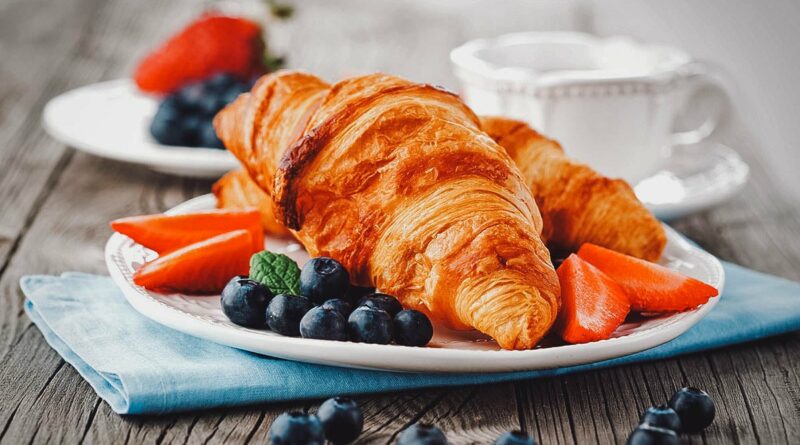 french-pastries-croissant-Француски-Кроасан-Пециво-благи-слатки-со-овошје