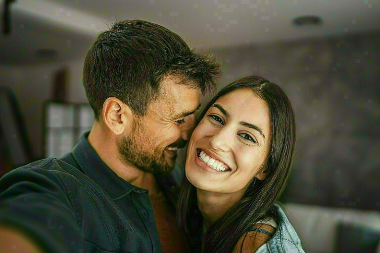 srekjni-nasmeani-dechko-devojka-partneri-partner-ljubovna-vrska-ljubov-emocii