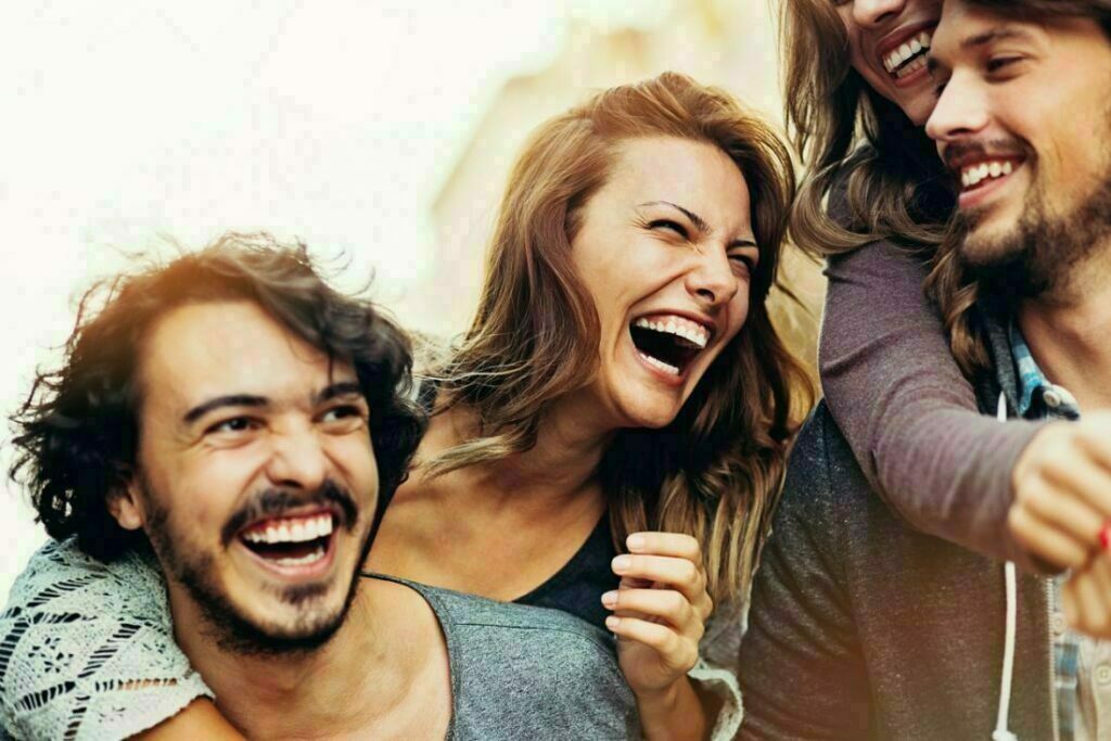 Смејте се! Смеењето активира дури 80 мускули во телото