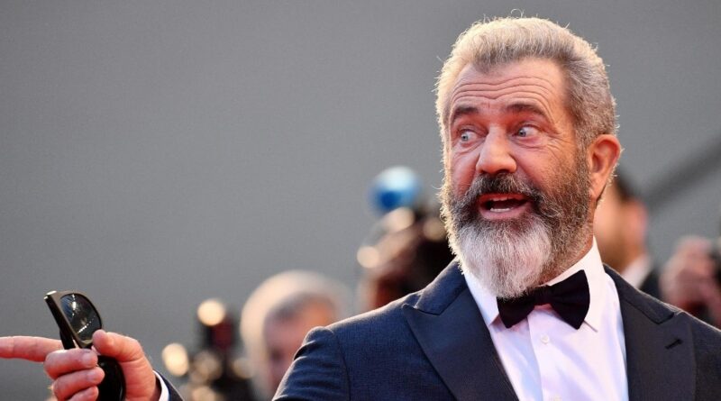 mel-gibson-ja-odbil-ulogata-za-agentot-djejms-bond-007-kostim-mashna-koshula