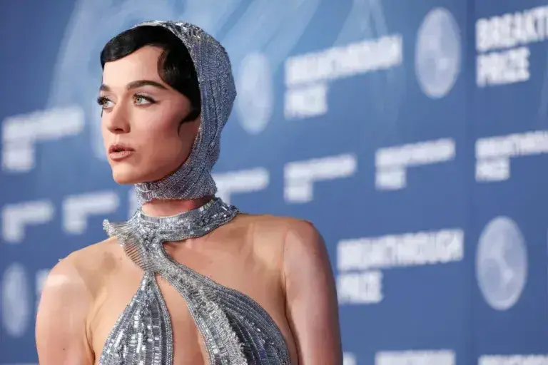 Кети Пери во Сребрен Фустан со голи гради