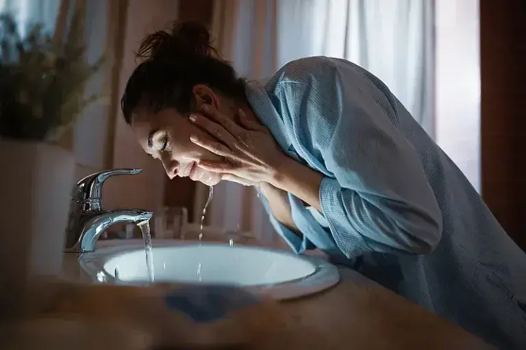 миење-лице-со-ладна-вода