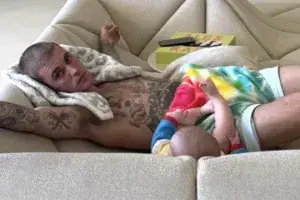 Фотографиите на Џастин Бибер со синчето Џек предизвикаа бурни реакции