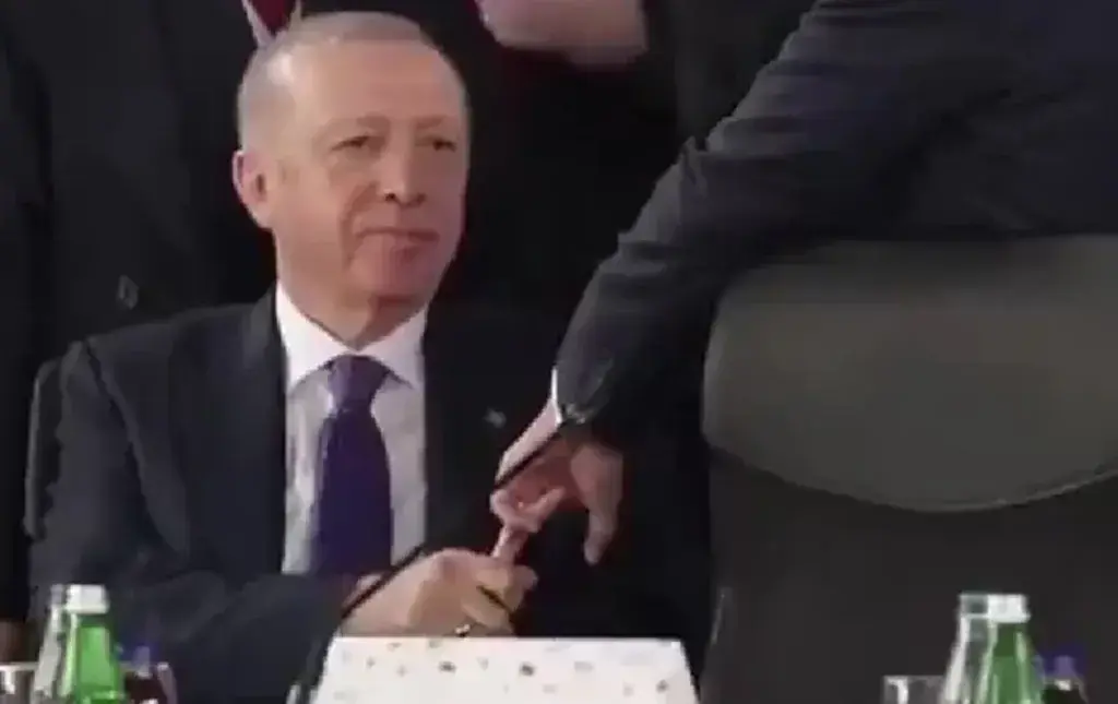 Ердоган не го пушташе прстот на Макрон на самитот