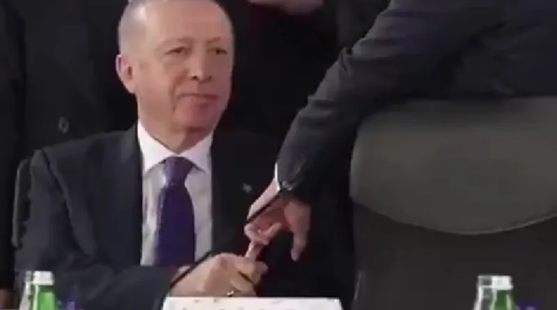 Турскиот претседател Реџеп Таип Ердоган му го држи прстот на францускиот претседател Емануел Макрон (Извор: Х)