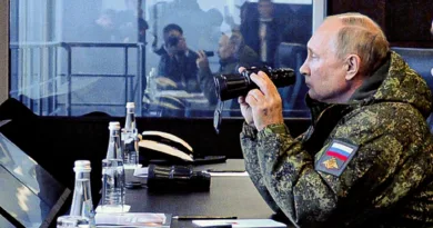 Владимир-Путин-во-воена-војничка-униформа-со-двоглед-во-рака
