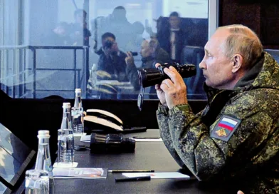 Владимир-Путин-во-воена-војничка-униформа-со-двоглед-во-рака