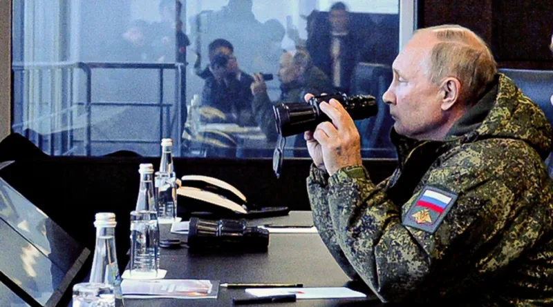Владимир-Путин-во-воена-војничка-униформа-со-двоглед-во-рака