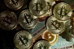 Биткоин го проби историскиот максимум, се искачи на 112.000 долари