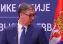 Александар Вучиќ српско знаме прес конференција плава сина позадина гледа поглед лево десно доле кравата бела кошула костим плаво бело сино сако