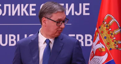 Александар Вучиќ српско знаме прес конференција плава сина позадина гледа поглед лево десно доле кравата бела кошула костим плаво бело сино сако