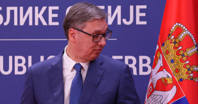 Александар Вучиќ српско знаме прес конференција плава сина позадина гледа поглед лево десно доле кравата бела кошула костим плаво бело сино сако