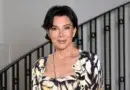 Крис Џенер облечена во фустан со принт на пеперутка лице