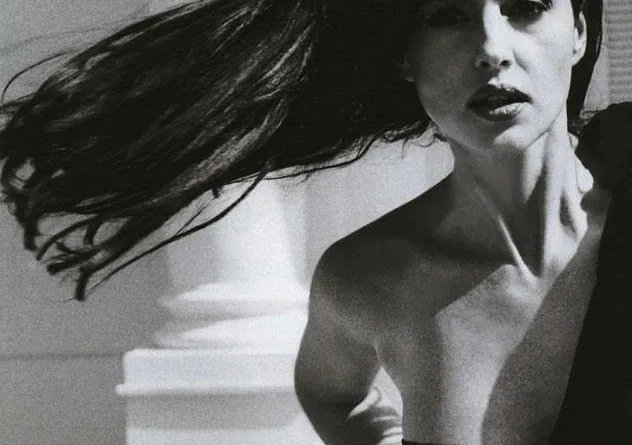 Моника Белучи Списание Вог 2001 година црно бела фотографија слика monica bellucci avgust august 2001 2