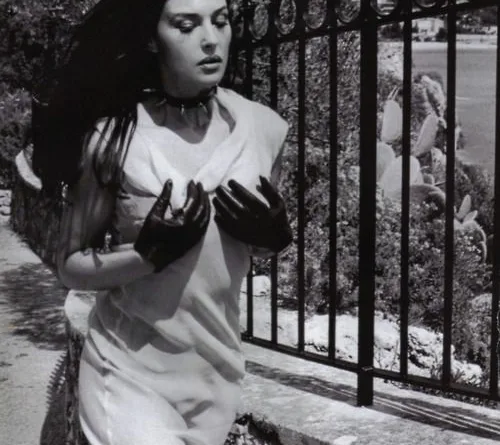 Моника Белучи Списание Вог 2001 година црно бела фотографија слика monica bellucci avgust august 2001 4