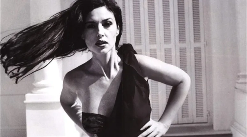 Моника Белучи Списание Вог 2001 година црно бела фотографија слика monica bellucci avgust august 2001