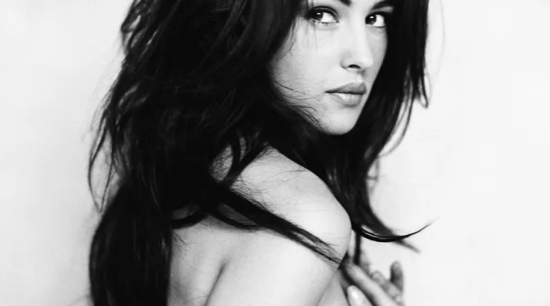 Моника Белучи Списание Вог 2001 година црно бела фотографија слика monica bellucci avgust august 2001 гола 5