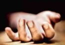Дежурен јавен обвинител од Основното јавно обвинителство Кавадарци изврши увид на лице место во куќа во која беше пронајдено безживотно тело на 42-годишен маж. Телото било пронајдено покриено со земја и предмети во помошни простории, што првично упатува дека смртта е резултат на кривично дело. Семејството се обидувало неколку дена да го лоцира сега починатиот, кој живеел сам. умрен маж