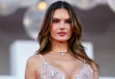 Алесандра-Амбросио-во-златен-фустан-со-пердуви-шлеп-на-филмскиот-фестивал-во-Венеција