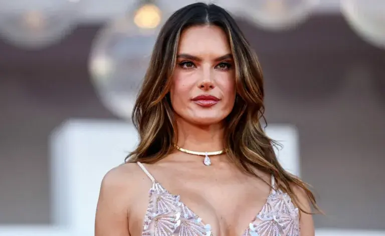 Алесандра-Амбросио-во-златен-фустан-со-пердуви-шлеп-на-филмскиот-фестивал-во-Венеција