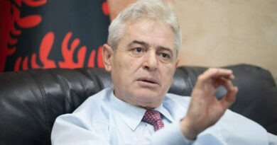 Али Ахмети ДУИ Албанско Знаме