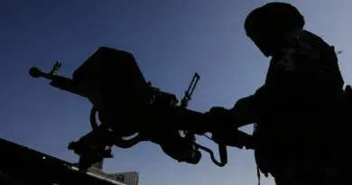 Американски војник на оклопно возило со автоматска противтенковска опрема висок голем калибар