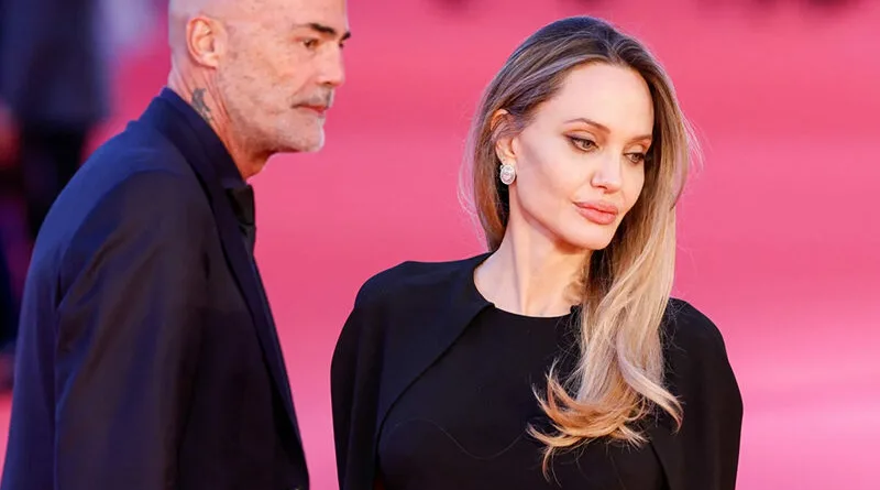 Анџелина Џоли црн фустан со гол грб розева позадина филм премиера couture 5