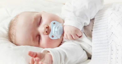 бебе спие со цуцла