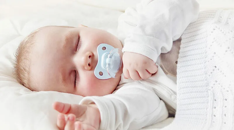 бебе спие со цуцла