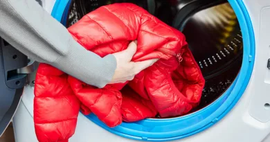 црвена јакна во машина за перење аллишта