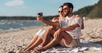 Овие знаци јасно покажуваат дека сте создадени еден за друг Дечко и Девојка селфи на плажа Лето