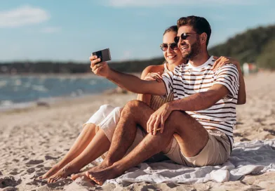 Овие знаци јасно покажуваат дека сте создадени еден за друг Дечко и Девојка селфи на плажа Лето