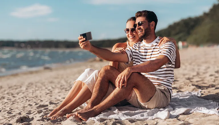 Дечко и Девојка селфи на плажа Лето