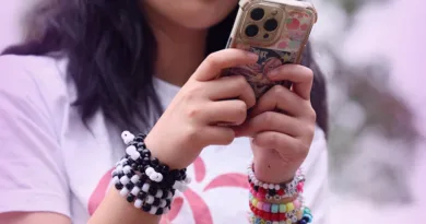 Австралија ја гаси младината од социјалните мрежи! Девојче Тинејџер со Мобилен Телефон