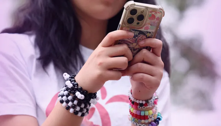 Девојче Тинејџер со Мобилен Телефон