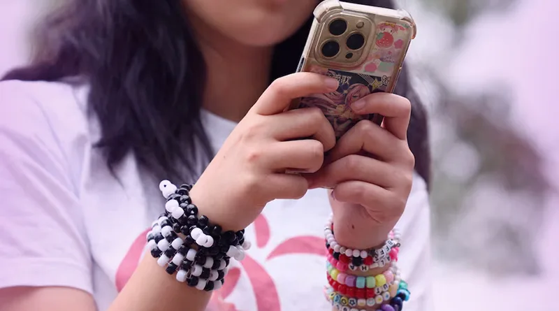 Австралија ја гаси младината од социјалните мрежи! Девојче Тинејџер со Мобилен Телефон