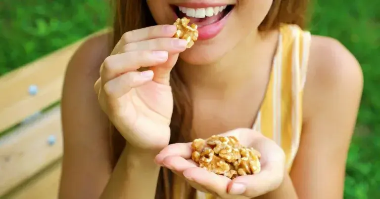 девојка грицка ореви