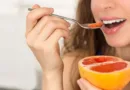 девојка јаде овошје грејпфрут