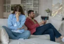 Девојка плаче дечко на мобилен телефон љубовна врска