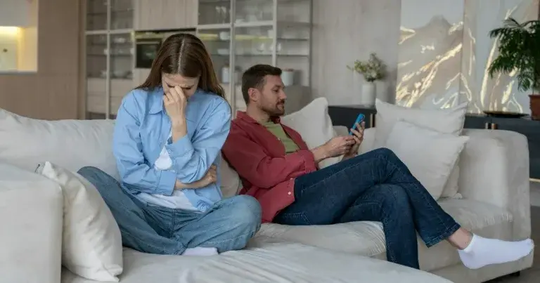 Девојка плаче дечко на мобилен телефон љубовна врска