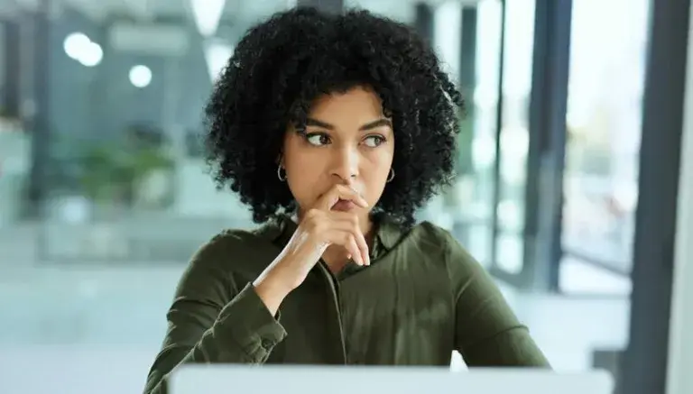 девојка самислена на работно место занемарена од шеф или вработен колега