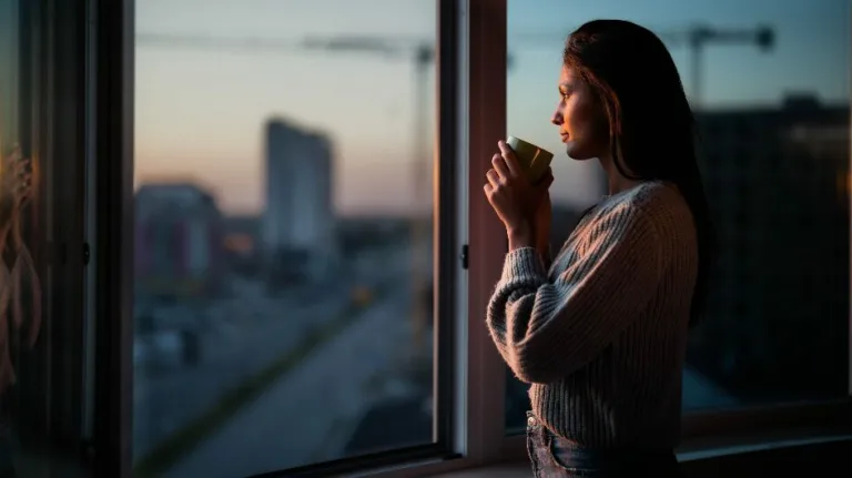 Девојка утро пие кафе прозор сонце изгрејсонце